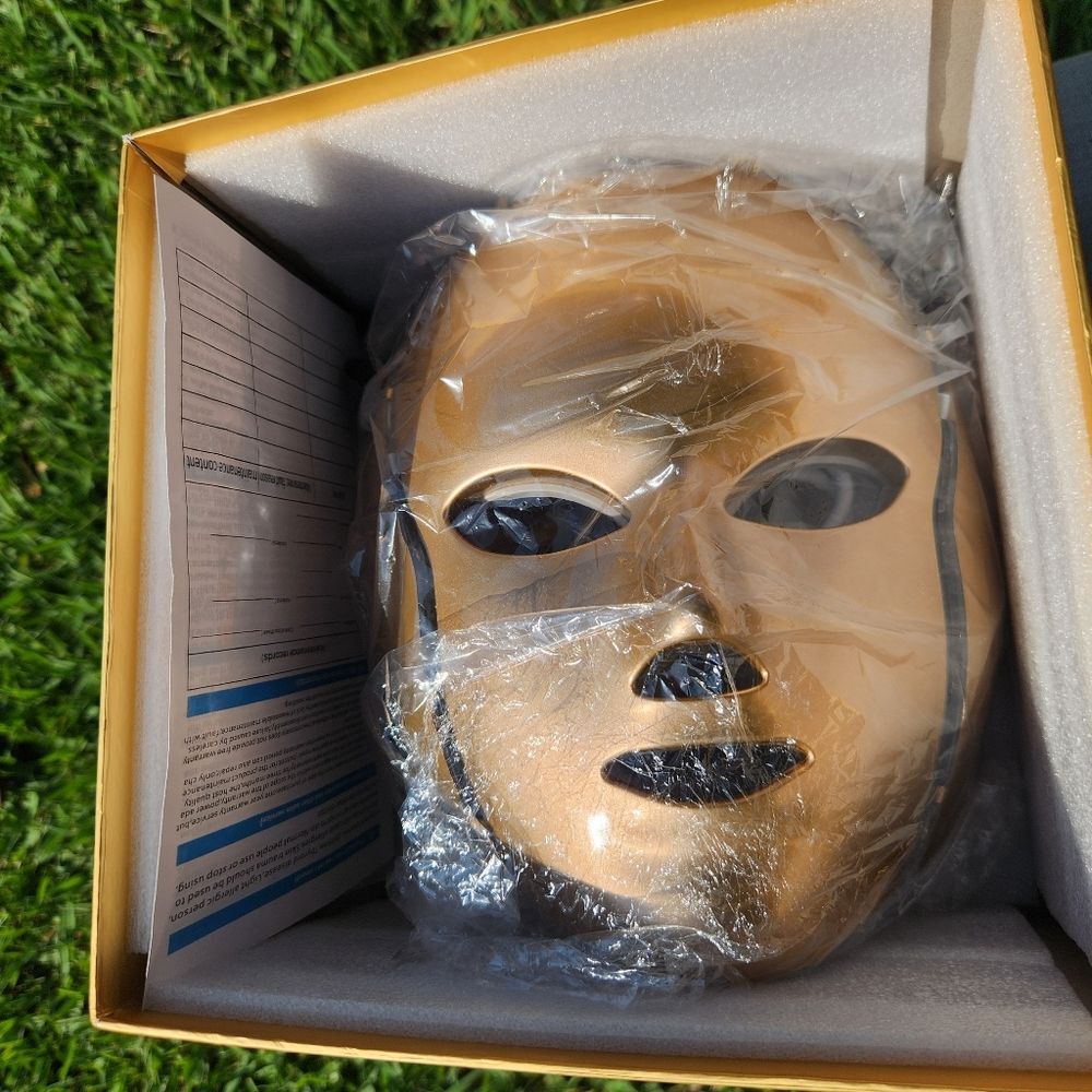 ME2 BEAUTY LED FACE & NECK TREATMENT MASK - Picture 4 of 13
